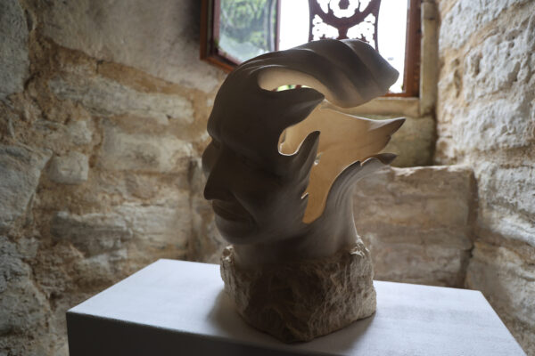 Sculpture de Xavier, Exposition "Onirisme" de de Bruno Wagner (illustration Yayashin) et Xavier Artésien (Tailleur de pierre et Sculpteur) au Château de Saint Chamarand dans le Lot