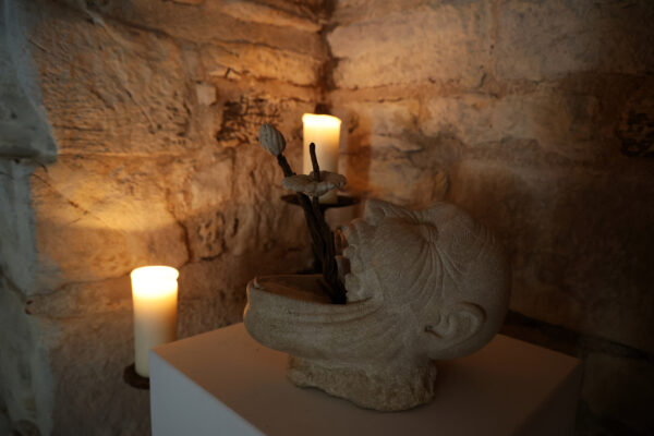 Sculpture de Xavier, Exposition "Onirisme" de de Bruno Wagner (illustration Yayashin) et Xavier Artésien (Tailleur de pierre et Sculpteur) au Château de Saint Chamarand dans le Lot