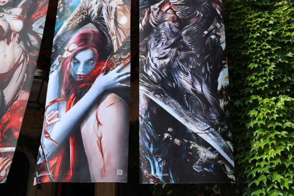 Kakemono de Yayashin, Exposition "Onirisme" de de Bruno Wagner (illustration Yayashin) et Xavier Artésien (Tailleur de pierre et Sculpteur) au Château de Saint Chamarand dans le Lot