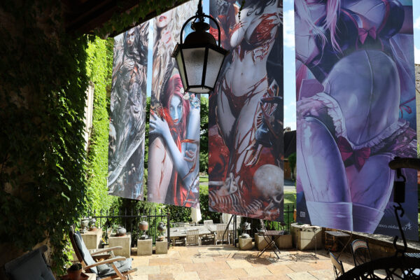 Kakemono de Yayashin, Exposition "Onirisme" de de Bruno Wagner (illustration Yayashin) et Xavier Artésien (Tailleur de pierre et Sculpteur) au Château de Saint Chamarand dans le Lot