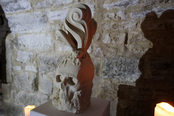 Sculpture de Xavier, Exposition "Onirisme" de de Bruno Wagner (illustration Yayashin) et Xavier Artésien (Tailleur de pierre et Sculpteur) au Château de Saint Chamarand dans le Lot