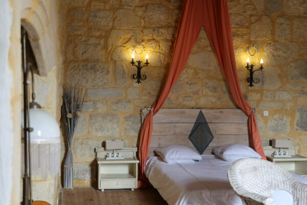 Chambre des Peyronnenc au Château ludique de saint Chamarand, Ludothèque, séjours à thème, murder party, animations immersives, soirées jeux, etc...