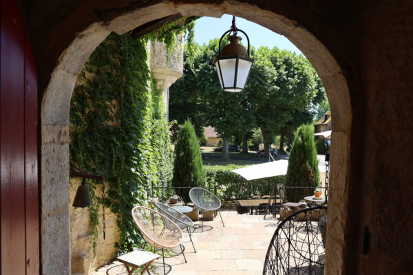 Extérieur et jardin du Château ludique de saint Chamarand, Ludothèque, séjours à thème, murder party, animations immersives, soirées jeux, etc...