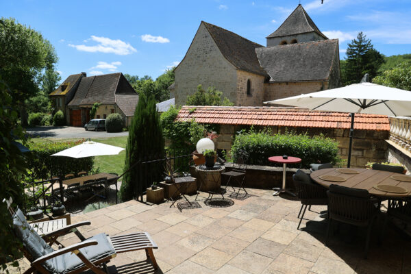 Vue sur le village depuis la terrasse du Château ludique de saint Chamarand, Ludothèque, séjours à thème, murder party, animations immersives, soirées jeux, etc...