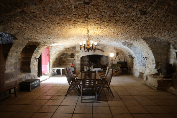 Salle voutée du Château ludique de saint Chamarand, Ludothèque, séjours à thème, murder party, animations immersives, soirées jeux, etc...