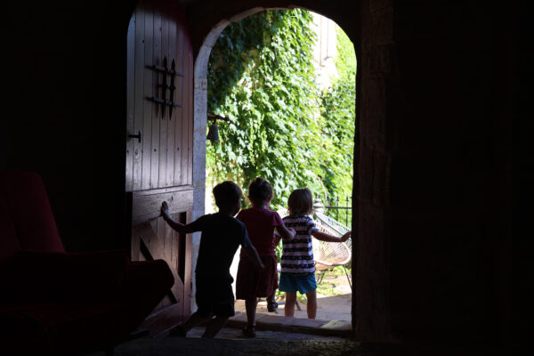 Vie de de nos hôtes et enfants au Château ludique de saint Chamarand, Ludothèque, séjours à thème, murder party, animations immersives, soirées jeux, etc...